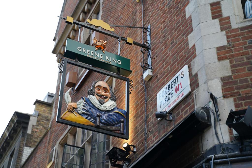 The Stories Behind the 10 Most Popular British Pub&nbsp;Names